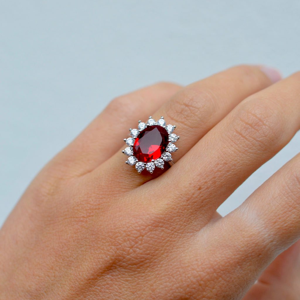 Anello Kate argento rodiato con zircone rosso. Misura regolabile