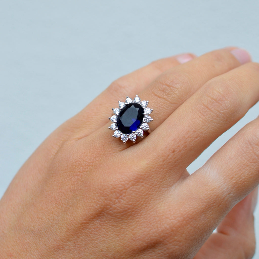 Anello Kate argento rodiato con zircone blu. Misura regolabile